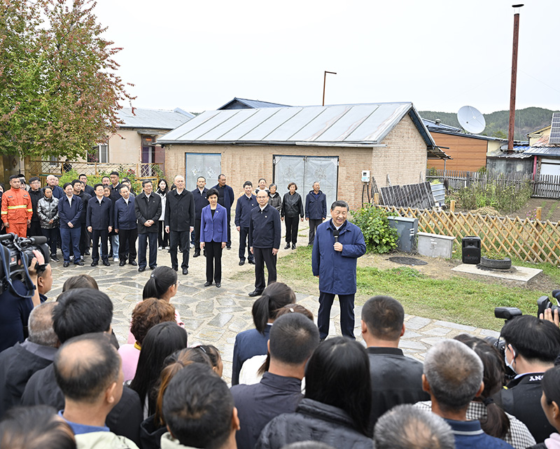 9月6日至8日，中共中央總書記、國(guó)家主席、中央軍委主席習(xí)近平在黑龍江考察。這是6日下午，習(xí)近平在大興安嶺地區(qū)漠河市北極村考察時(shí)，同當(dāng)?shù)厝罕娪H切交流。