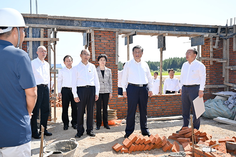 9月6日至8日，中共中央總書記、國(guó)家主席、中央軍委主席習(xí)近平在黑龍江考察。這是7日上午，習(xí)近平在遭受洪澇災(zāi)害的哈爾濱尚志市老街基鄉(xiāng)龍王廟村，察看水毀房屋重建情況。